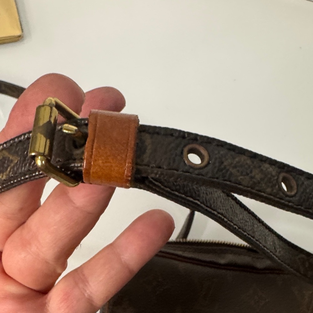 Louis Vuitton Pochette Marley Bandoulière – Monogram - tear near zipper & strap - Picture 8 of 15